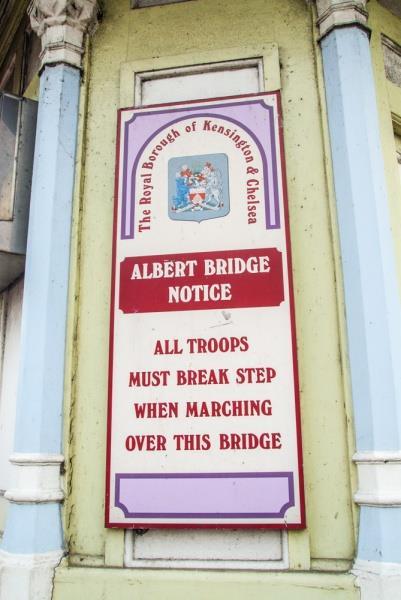 All troups must break step Sotilaita ohjeistetaan usein olemaan marssimatta tahdissa sillalla Kappaleilla on ominaisvärähtelytaajuus, joilla ne resonoivat Jos samassa tahdissa pumpataan systeemiin