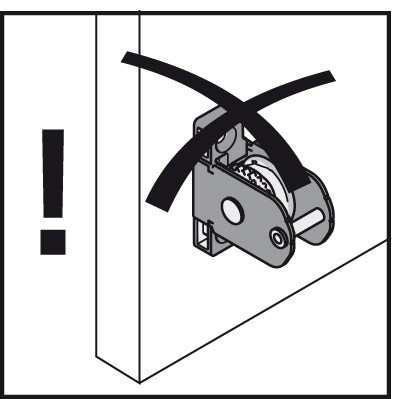 Laatikon etulevyjen kiinnikkeet Etulevyn kiinnike Kiinnikkeen säätöaukko ulospäin.