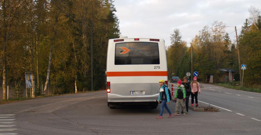 Koulun iltakäyttäjät saavat pysäköidä koulun pääoven eteen.