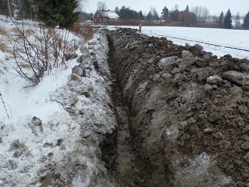 Muokkauskerroksen (noin 25 cm) alla ruskeaa hiesun sekaista savea oli 30-40 cm. Hiesun ja saven alapuolella maa-aines oli hiekan ja soran sekaista hietaa.