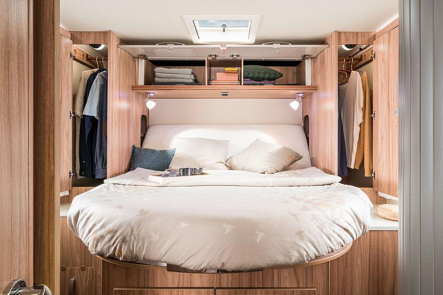 Nukkua taivaallisen leveästi HYMER Tramp CL 698:n saarekevuoteessa nukut 150 cm leveällä vuoteella kuin
