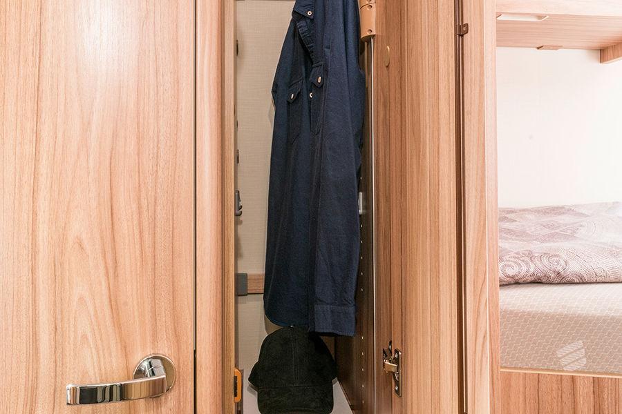 Paljon tilaa lomavaatteillesi Täyskorkeaan vaatekaappiin voidaan joustavasti säädettävien hyllyjen ansiosta ottaa matkalle mukaan myös pitkiä vaatekappaleita suoriksi henkareihin ripustettuina.