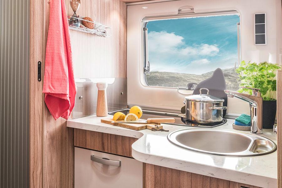 HYMER Tramp CL Keittiö Täällä valmistetaan täydellisiä päivällisiä.