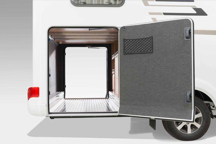 HYMER Tramp CL:n suuressa takatallissa, jonka kantokyky on vakiona 300 kg, on sekä vasemmalla että