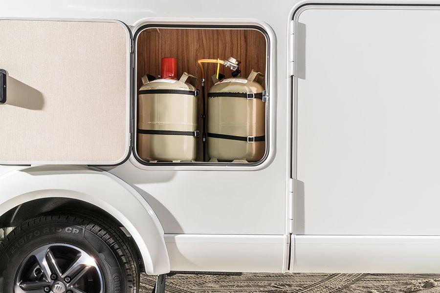 Mukavasti käytettävät kaasupullot Suuren ulkoluukun ansiosta kaasupullot ovat hyvässä paikassa HYMER Tramp CL 678:n kaasupullokaapissa ja voidaan tarvittaessa helposti vaihtaa.