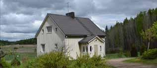 Talossa uusittu mm ikkunat, ulkoverhous, katto, osittain vesijohdot ja viemärit sekä sähköt ym. Reilusti säilytystiloja piharakennuksissa. Mh. 139.000.