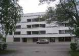 Länsirinteeseen rakennettu kivitalo luonnonläheisellä Viitannummen asuinalueella. Vesi ja sähkö kulutuksen mukaan.