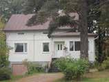 34 m² ja kellarikrs, missä sauna ja autotalli. Talo sijaitsee suositulla Paukkulan asuinalueella. H. 120.000 /Liisa Salo, Isokyläntie 205 Rintamamiestalo 2mh + k + rh + oh + khh + et + 2wc + ask.h. + s + ph + pukuh yht.