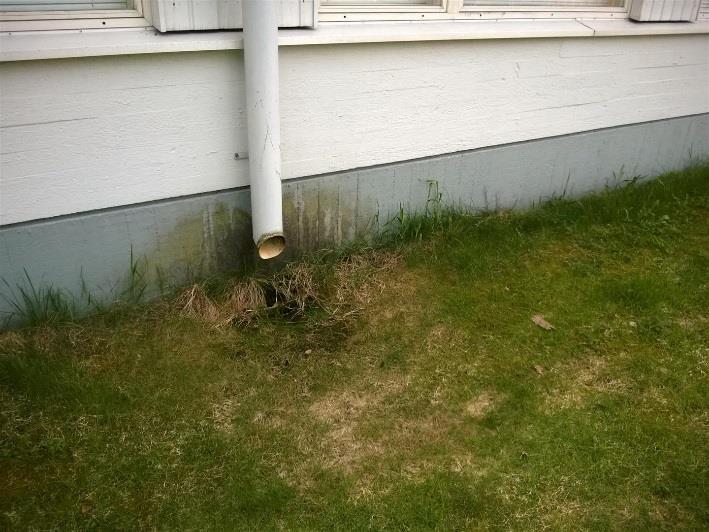 Kuva 3. Sadevesikaivojen kohdilla sadevesien roiskevedet ovat aiheuttaneet tummentumaa sokkelin pinnoille. Kuva 4. Paikoin syöksyjen alapuolelle ei ole asennettu sadevesikaivoja.