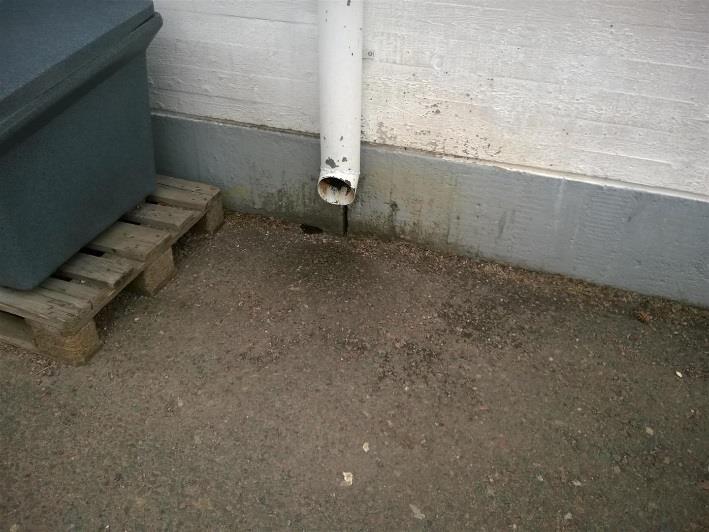 Maanpinta on myös hyvin korkealla rakennuksen etuosalla, mikä aiheuttaa kosteusrasitusta perustuksille ja ulkoseinän alaosille.