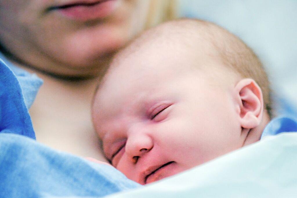 Liite 2 (5) Vauvasi nälkämerkkien tunnistaminen ja tiivis ihokontakti auttavat sinua jatkamaan imetystä ensimmäisen imetyskerran jälkeenkin lapsentahtisesti.