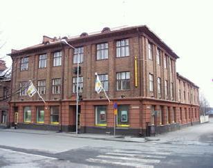 vuonna 1922 valmistunut punatiilinen rakennus (1840 k-m 2 ).