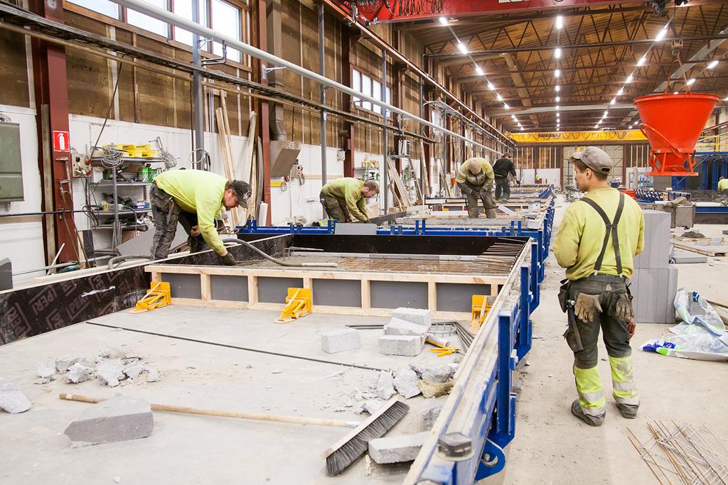 Valmistamme betonielementit tarkalla käsityöllä omalla tehtaallamme. Tehtaamme työllistää 30 alan ammattilaista ja se sijaitsee Lehtimäellä, Alajärvellä.