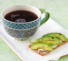 Täydennä aamupalaa vähärasvai silla maitotuotteilla ja tuoreilla kasviksilla, hedelmillä tai marjoilla.
