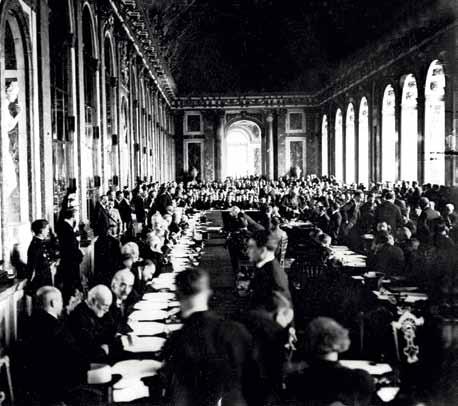 Hallitsijat Versaillesin linnan peilisalissa on muun muassa sovittu ensimmäisen maailmansodan päättymisestä.