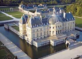 Hän omisti kaksi taloa Pariisissa ja oli rakennuttanut 50 kilometrin päähän Pariisista kaakkoon ökylinnan nimeltä Vaux-le- Vicomte. Linnan suurieleiset tupaantuliaiset järjestettiin 17. elokuuta 1661.
