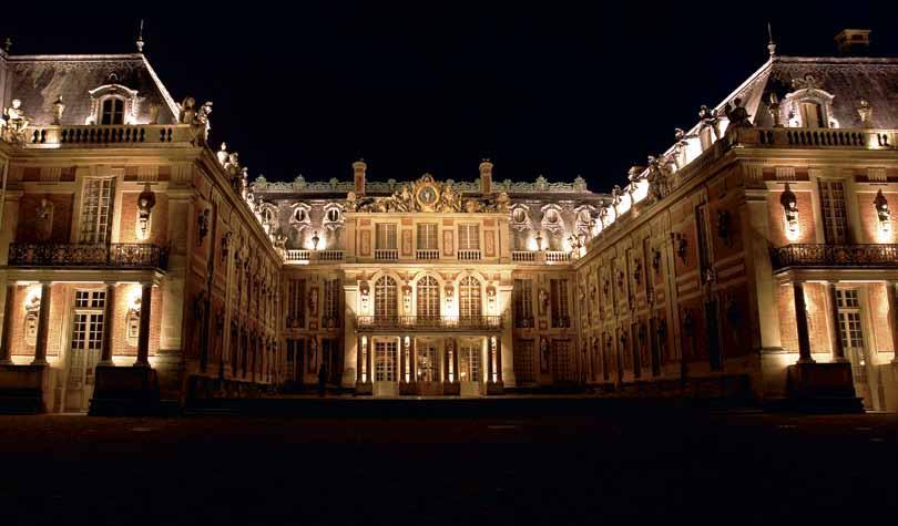 Versailles loisti usein illan pimeydessä valomerenä Aurinkokuninkaan järjestäessä mahtavia juhliaan.