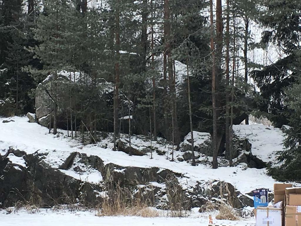 14 2.1.3 Rakennettu ympäristö Tontin itä- ja kaakkoisrajalla oleva louhikko luetan ei-luonnontilaiseksi metsäluonnon arvokkaaksi elinympäristöksi, jossa on kookkaita ja näyttäviä siirtolohkareita.