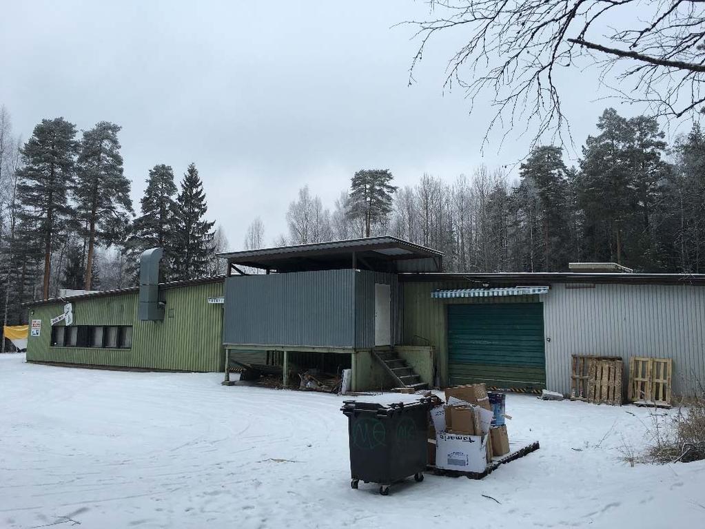 9 Perkkoonkadun eteläpuolella on 1990-luvulla rakennettu asuinkortteli. Varasto- ja teollisuusvyöhykkeen tuntumaan ja Perkkonpuiston jatkeeksi sijoittuvalla nk.