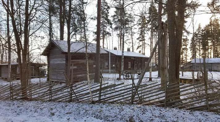 Hiljan pihan rakennuksia (Ruokonen 1/2017). Varpasaaren pohjoispäädyssä sijaitsee kalastuskeskus Vuoksen kalastuspuisto rakennuksineen. Saari on yhdistetty mantereeseen pengertiellä.