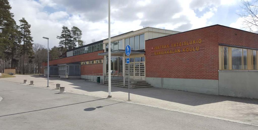 kennus kuvastaa 1960-luvun modernin koulusuunnittelun pyrkimyksiä, jossa suosittiin matalia muotoja, toisiinsa liitettyjä siivekkeitä ja punatiilen käyttöä.