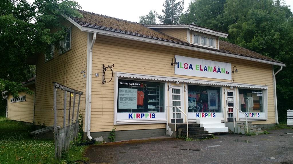 Mansikkalan koulurakennus (Ruokonen 5/2017). Ruokosuonkadun ja Tainionkoskentien kulmauksessa sijaitsee harjakattoinen lautaverhoiltu liikerakennus, joka on toiminut mm.