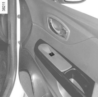5 1 2 6 4 3 Takamatkustajien turvallisuus Kuljettaja voi estää lasinnostinten toiminnan painamalla kytkintä 4. Kojetauluun ilmestyy vahvistusviesti.