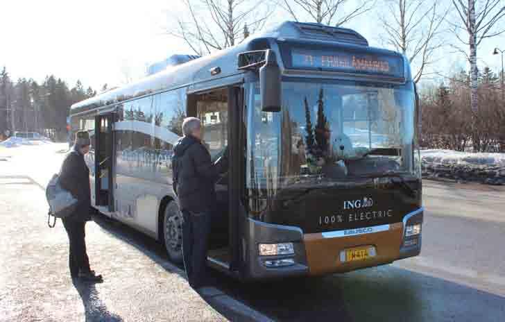Vuonna 212 linjaliikenteessä aloitettu sähköbussikokeilu jatkui vuonna 213 toisella bussimallilla.