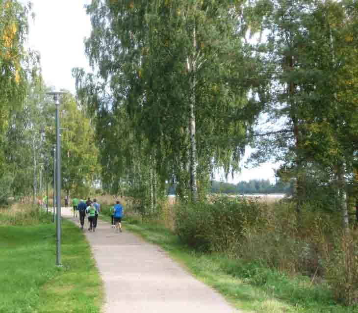 LIIKKUMINEN RANTARAITILLA Espoon merenrantaraitti kulkee rantapuistojen, pienvenesatamien ja uimarantojen kautta tai tuntumassa.