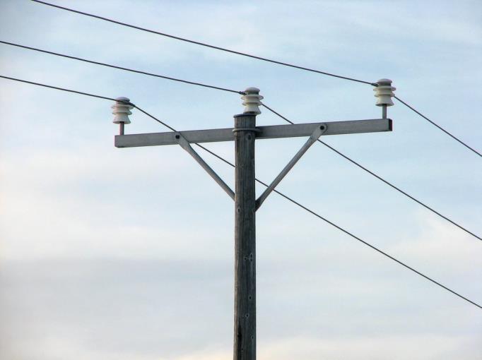 10 Jakeluverkkoa käytetään sähkön siirtoon kulutusalueilla pienille ja keskisuurille sähkönkäyttäjille. Jakeluverkot voidaan jakaa edelleen keski- ja pienjänniteverkkoihin.