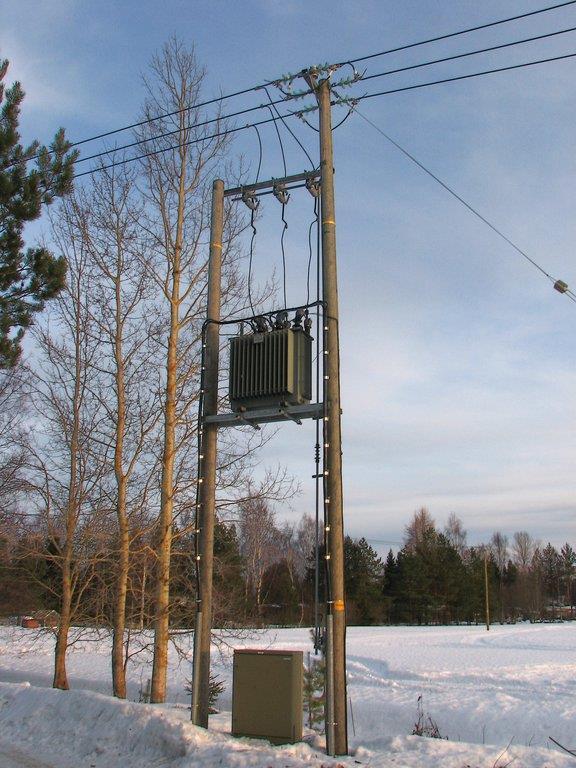 Jakelumuuntaja, Tyrnävä (Kuva Janne Määttä) (Kuva Janne Määttä) Sähköasemat ovat sähköverkon solmukohtia, joissa sähkön siirto voidaan jakaa eri johdoille.