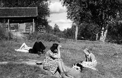 N:o 24 Perjantaina 16. joulukuuta 2011 9 Kurkijoen naiset olivat taitavia käsistään Käsityötaidot kunniaan Poutasen pihanurmikolla 1943.