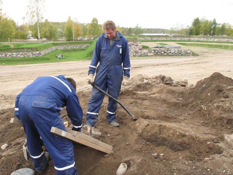 VESIKOURUN KAIVAMINEN Vesikourua (R4) kaivettiin 6.10. puhtaaseen pohjamaahan asti.