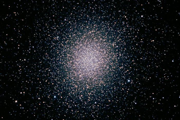 6.2 Pallomaiset tähtijoukot Pallomaiset tähtijoukot ovat hyvin tiheitä ja massiivisia tähtijoukkoja, jotka koostuvat pääsääntöisesti ~10 5-10 6 :sta vanhoista ja metalliköyhistä tähdistä.