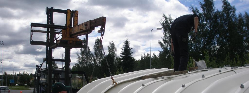20 Kuva 15 Teräsholvikaaren kokoonpanoa Aurajoki Oy:n Pirkkalan tehtaalla. Yksi kaariosaa koostuu kolmesta monilevystä.
