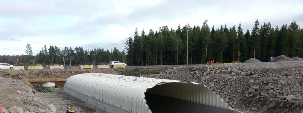 26 Kuva 21 Teräsholvikaari asennettuna paikalleen.