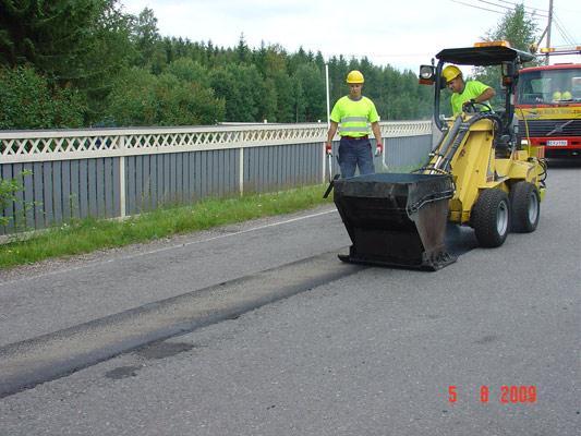 20 sääntöisesti VA-paikkoja tehdään vilkasliikenteisillä teillä ja työ voidaan tehdä joko käsin tai kelkalla.