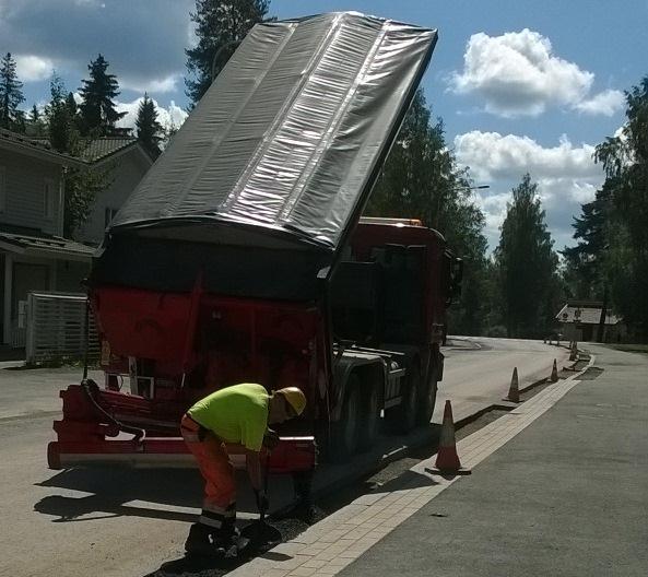 28 Sprider- konetta ohjataan ohjaaman ulkopuolisella hallintalaitteistolla, joka mahdollistaa asfalttimassan levittämisen suoraan oikeaan kohteeseen (Kuvio 10).
