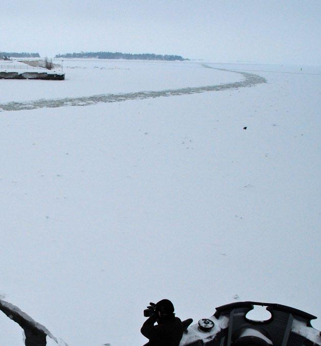 Jäänmurtaja avaamassa Saukonlaituria ohittavaa laivaväylää talvella 2010.