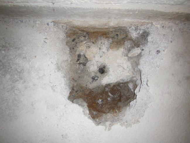 RA8, varasto Pintakosteuden tunnistimella havainnoituna alapohjan pintakosteuden vertailuarvot olivat kosteaa betonia vastaava ulkoseinän vierustalla.