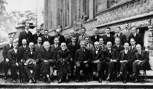 Sovay konferenssit 1911-197 Institut Internationa de Physique Sovay, Cinquieme Consei de Physique, Bruxees, 197." Back Row L-R: A. Piccard; E. Henriot; P. Ehrenfest; E. Herzen;T. de Donder, E.