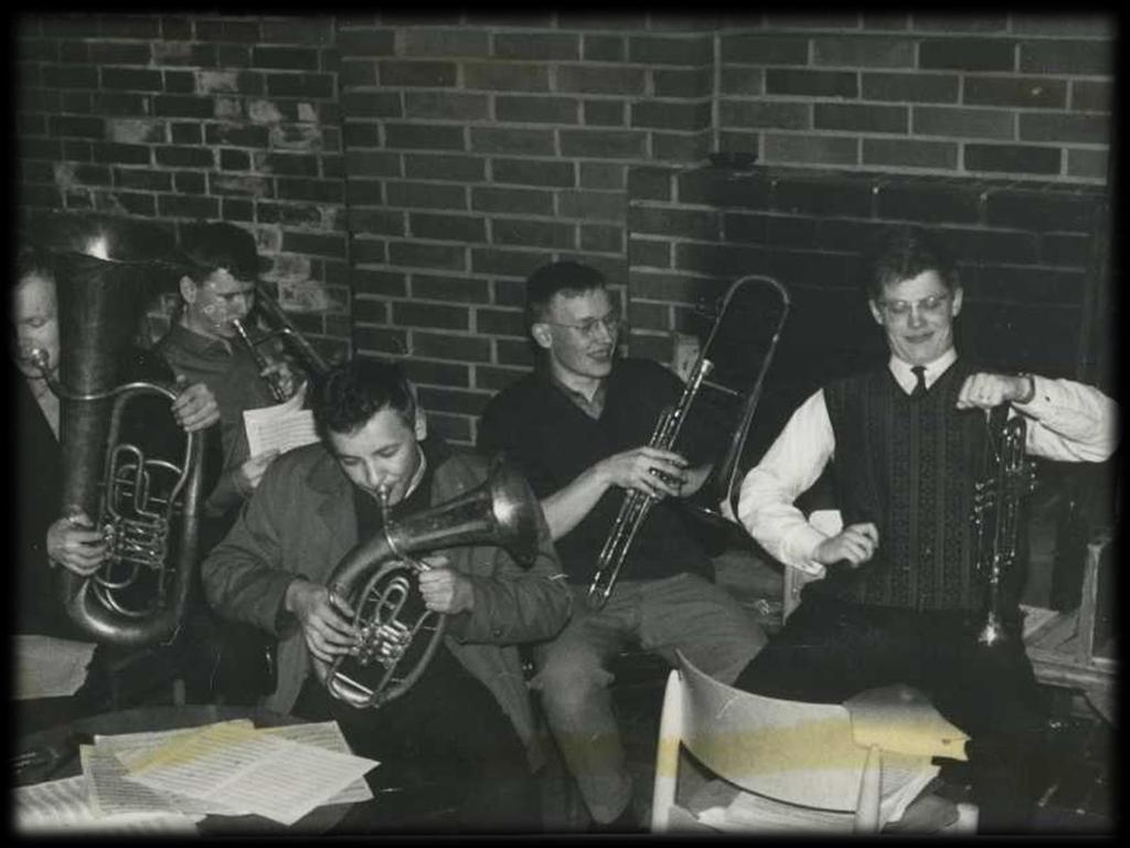 Vasta perustettu torvisoitsikko syksyllä 1961 Lozzin kerhohuoneessa harjoittelemassa.