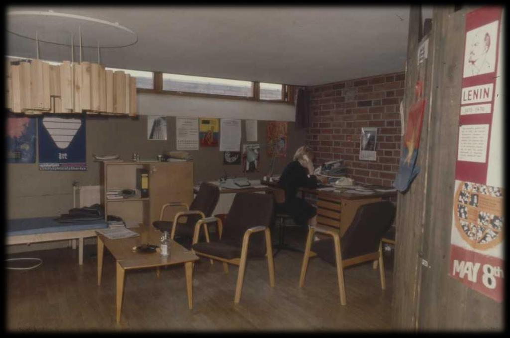 Ylioppilaslehden toimitus takkahuoneessa ennen muuttoaan Ylioppilastalolle 1970-luvulla