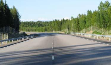 16 Ajokäyttäytyminen leveäkaistaisella tiellä TUTKIMUKSEN TAVOITTEET JA MENETELMÄT Kuva 3. Vt 6 Koskenkylä - Kouvola leveäkaistainen tie Koskenkylässä.
