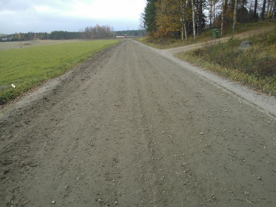 21 (35) Kuva 9. Tie 15919 Heinäsuo-Jokikylä tie seitsemän vuotta Remix-käsittelyn jälkeen ja muutama päivä pinnan muokkauksen jälkeen.(vartiainen-2014-10-9) 4.