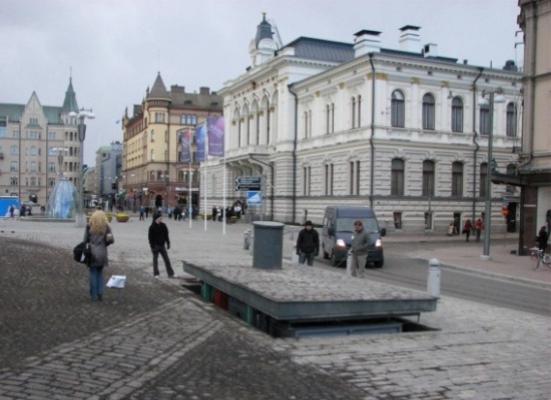 Kaakkoispuolelle tulee Ratinan suvantoon avautuva ravintolan ulkoterassi ja koillisreunalle laivaliikennettä palveleva laituri sekä huoltosisäänkäynti.