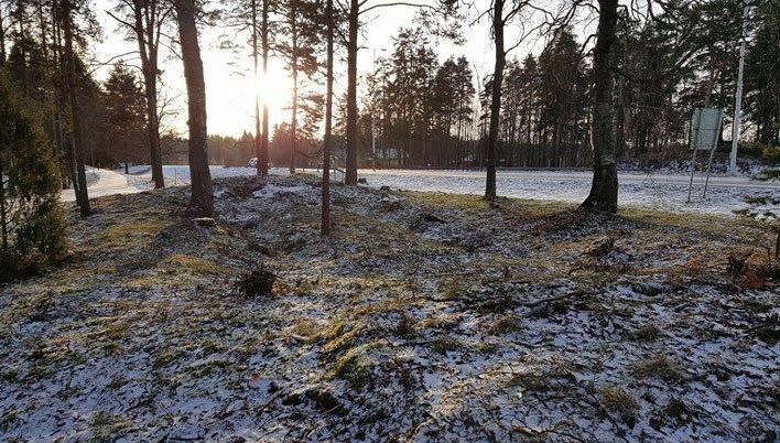 koskentien länsipuolella olevien rakennusten paikkoja ja itäpuolella olevia kasarmipohjia on tutkittu kaivauksin.