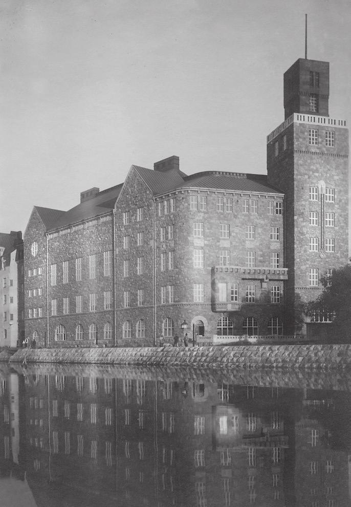 Sisäpihanäkymä pimeällä 3 Uusi hotellisiipi edustaa