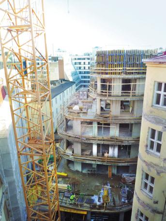A new central section, with conference and restaurant facilities on the lower floors and hotel rooms on the upper floors, has been created as a core that unites the whole town block.