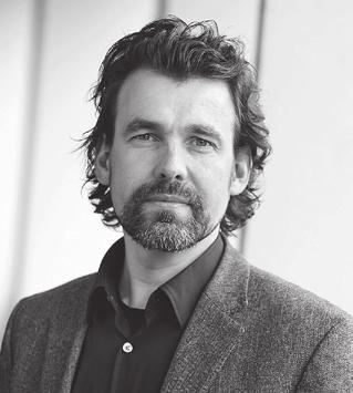 Sen julkisivut on muurattu luonnonvalkoisesta tiilestä, mikä liittää uudisosan materiaali- ja värimaailman luontevasti sisäpihan vaaleisiin rapattuihin pintoihin.